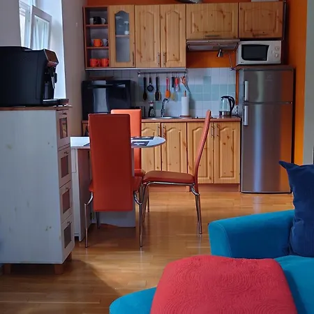 Апартаменти Bright And Cozy Center 1 Bedroom Ap, Free Parking!